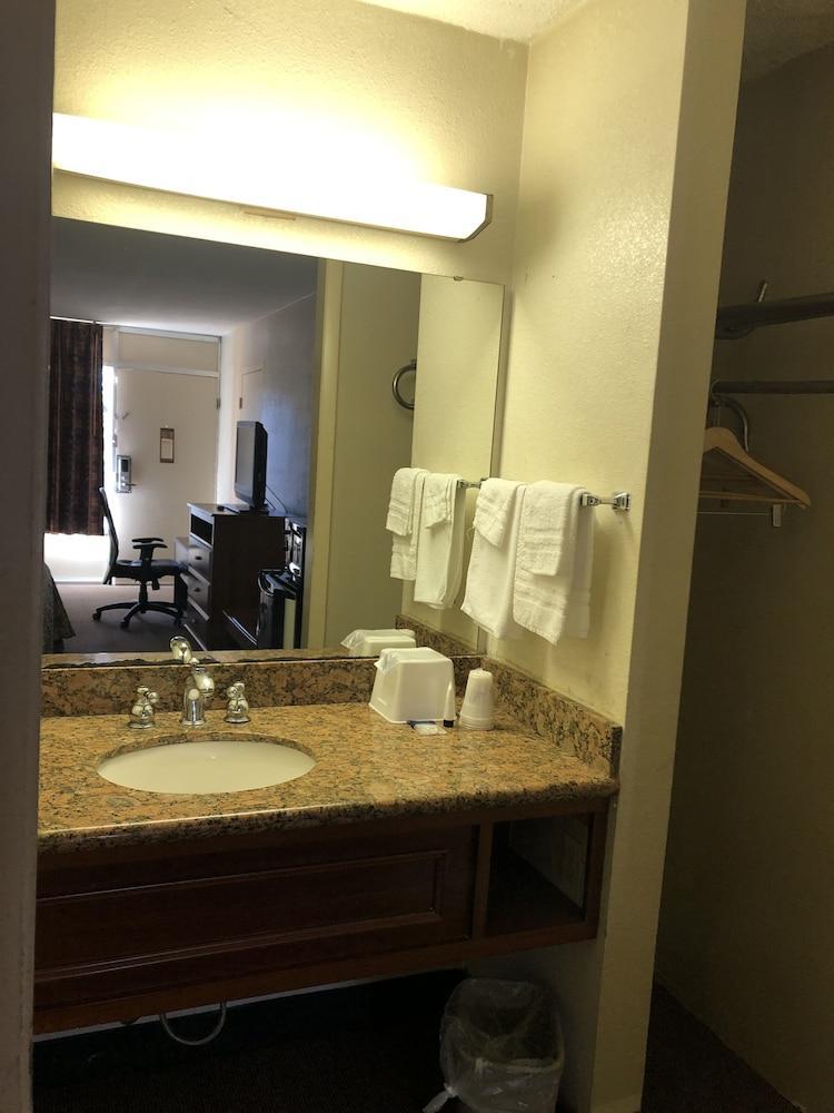 Americas Best Value Inn - Уилсън Екстериор снимка